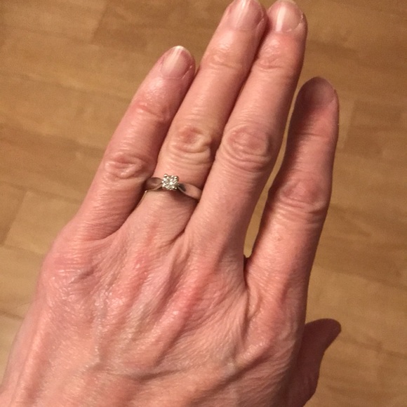 18K gold ring with natural diamond from Spence Jewellers. - Picture 10 of 11